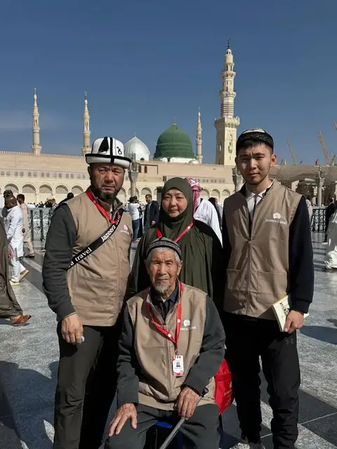 Семья паломников в Медине