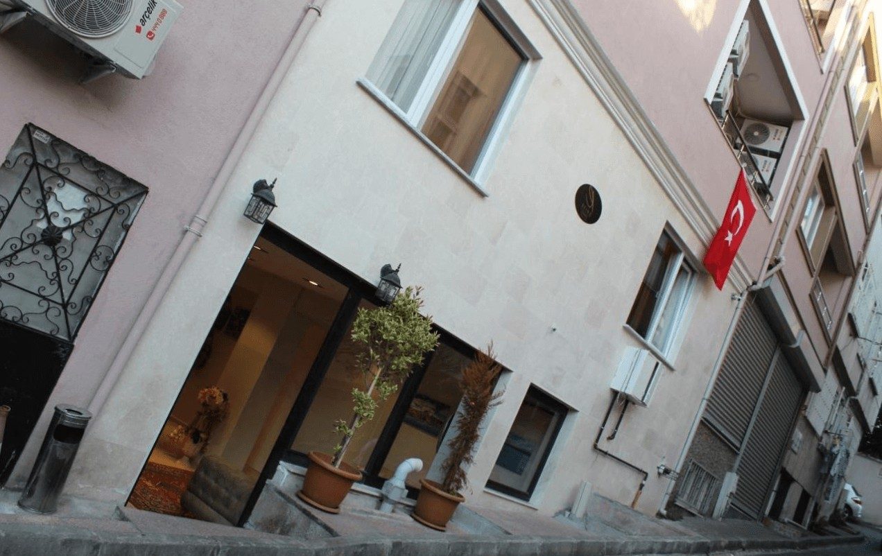 THE REINA HOTEL