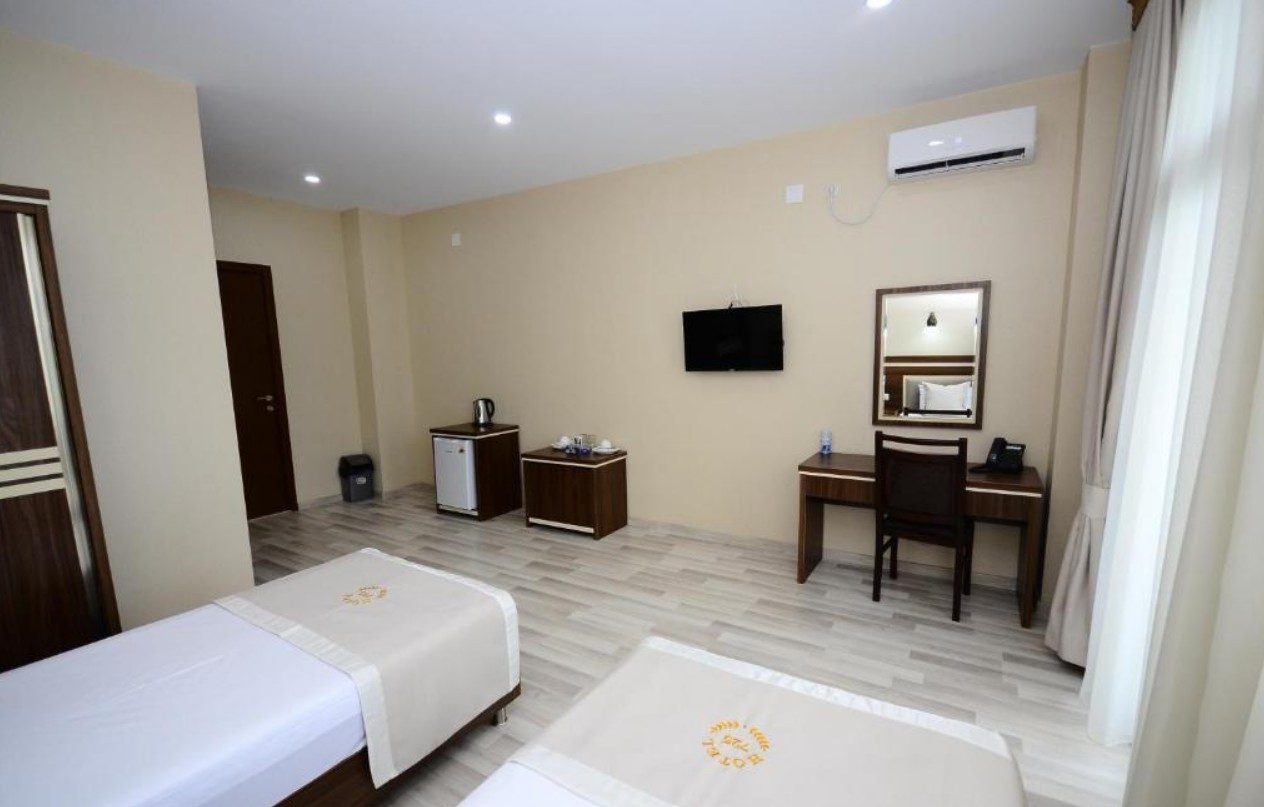 HOTEL 725 B