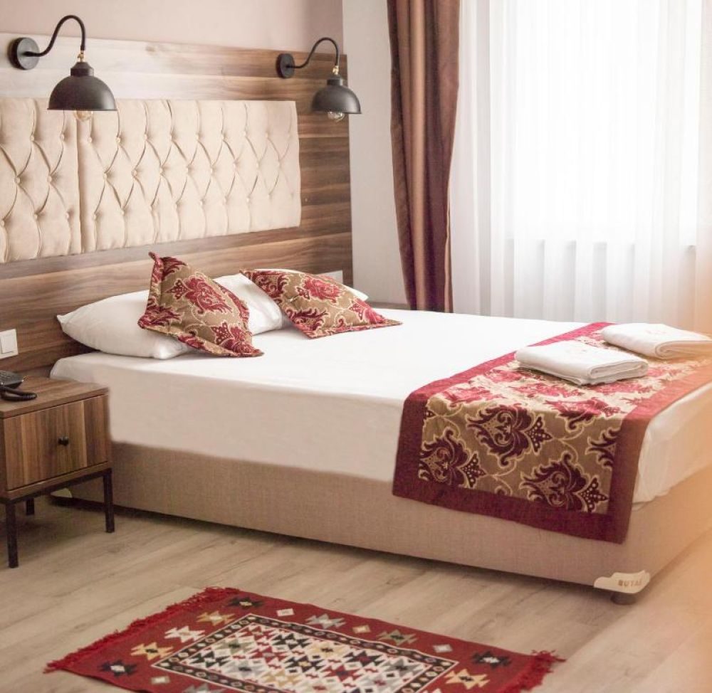 THE REINA HOTEL
