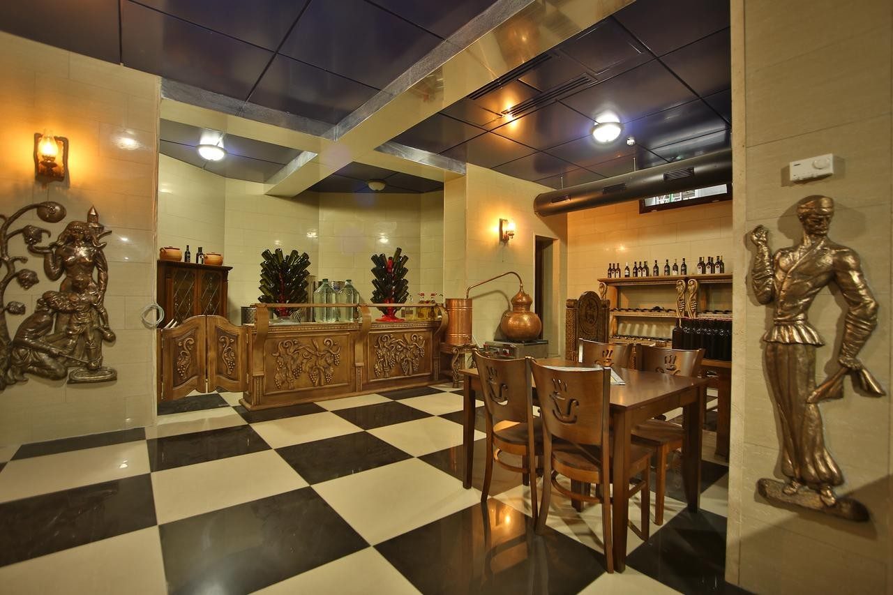 WINE PALACE