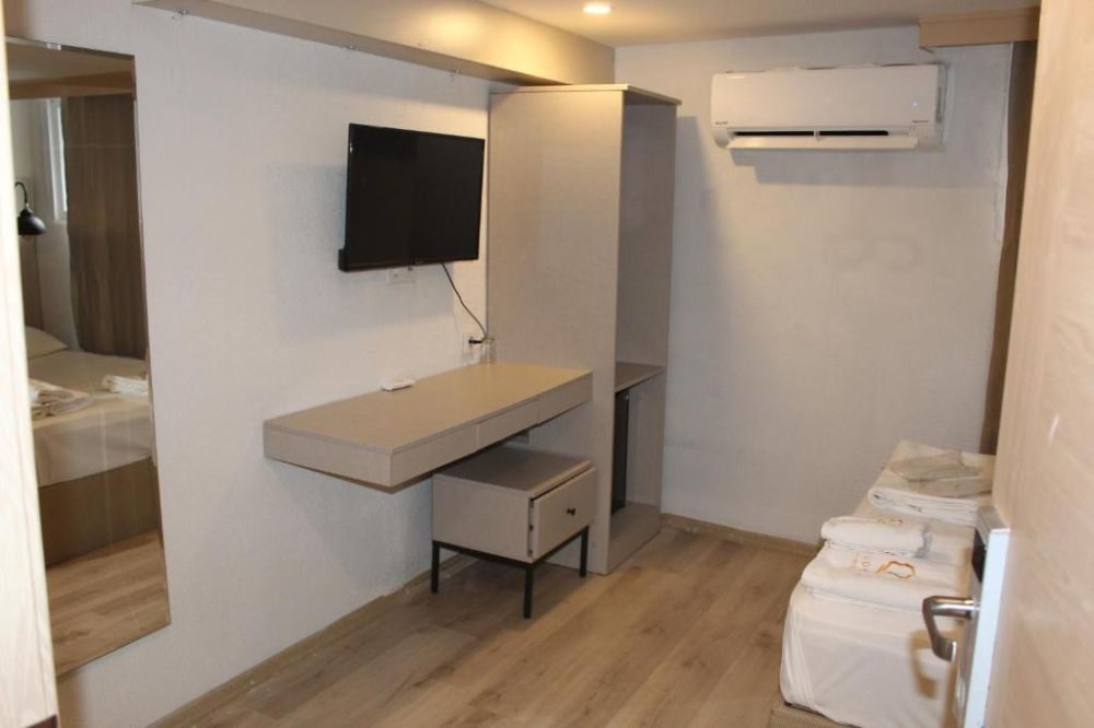 THE LOLA HOTEL