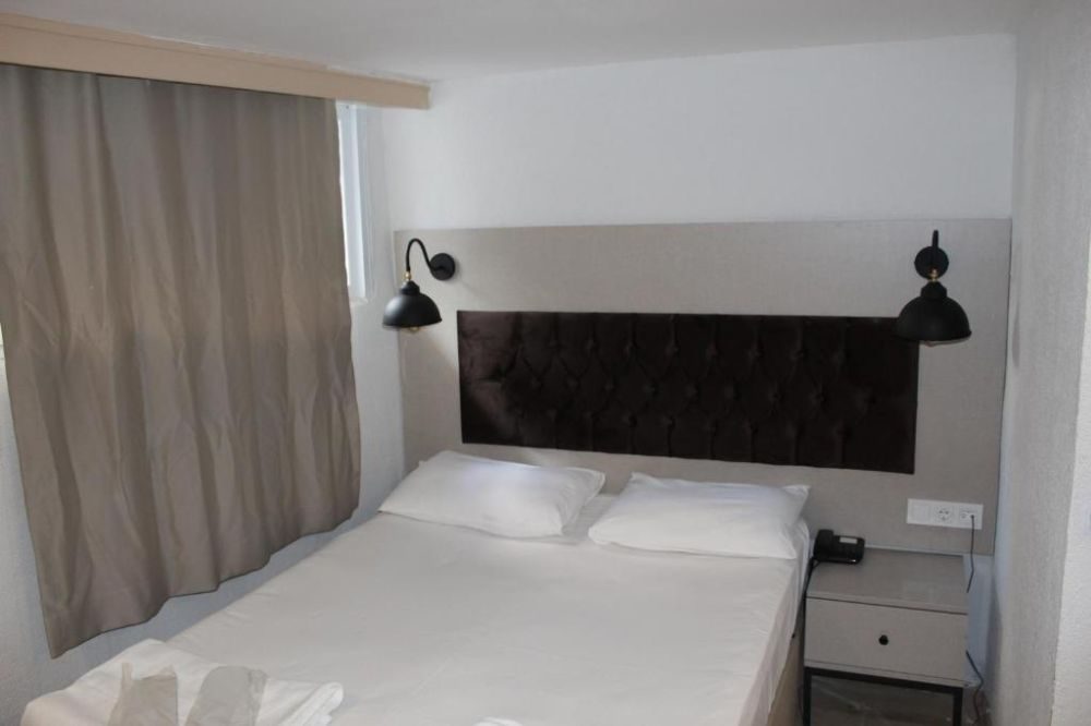 THE LOLA HOTEL