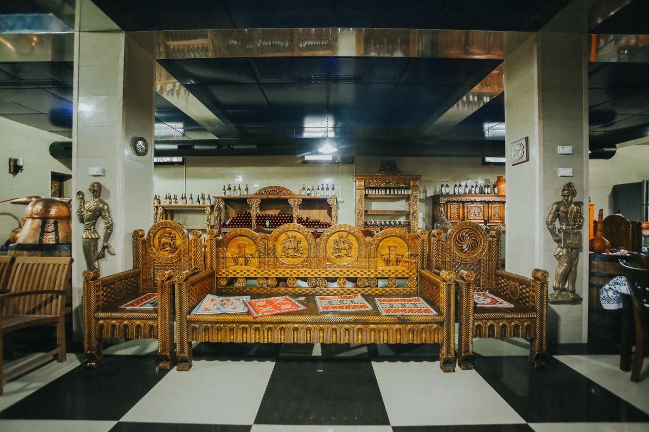 WINE PALACE