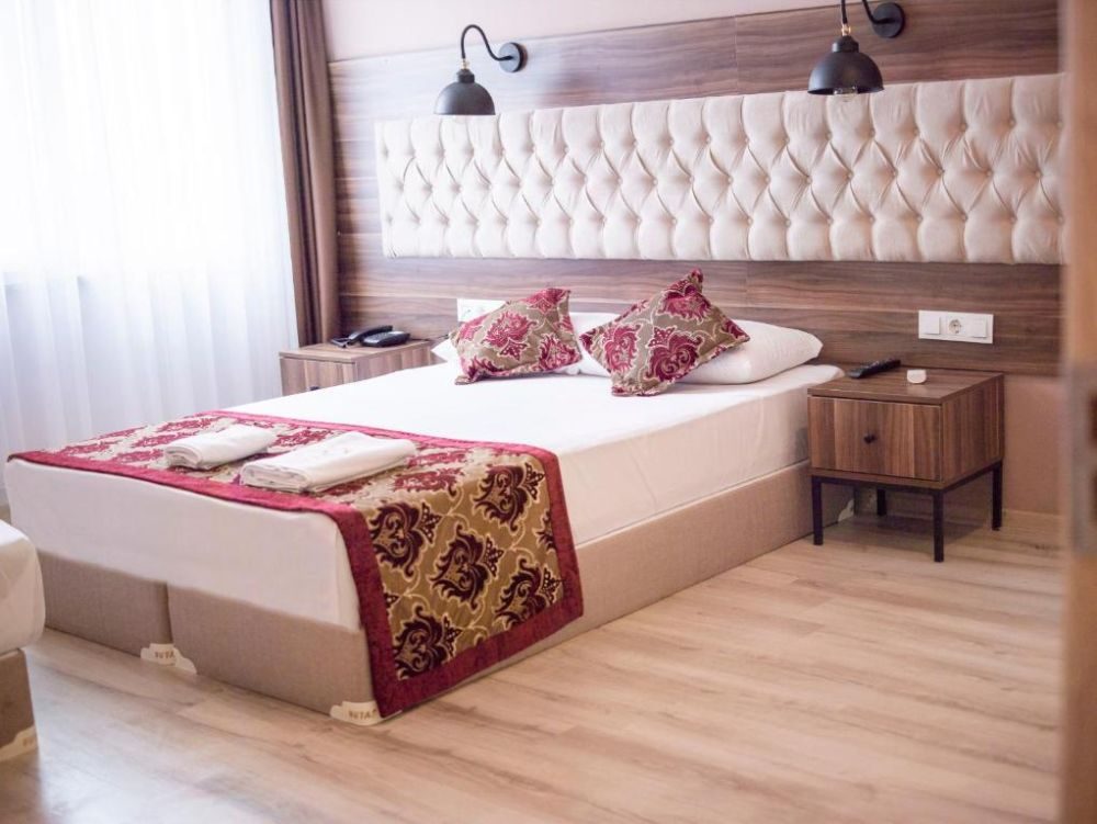 THE REINA HOTEL