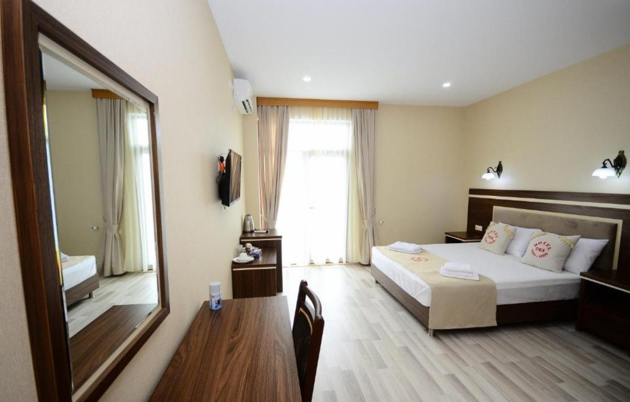HOTEL 725 B