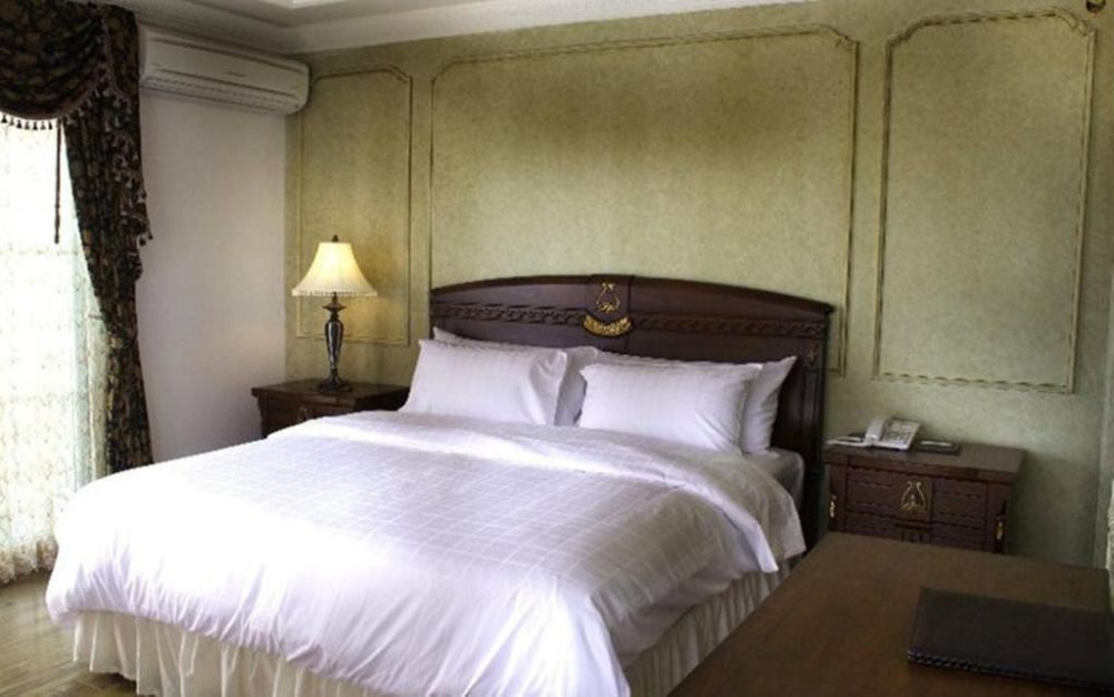 FOUR SEASONS PLACE