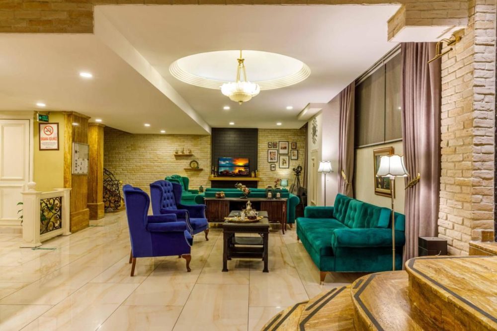 GOLDEN CROWN HOTEL